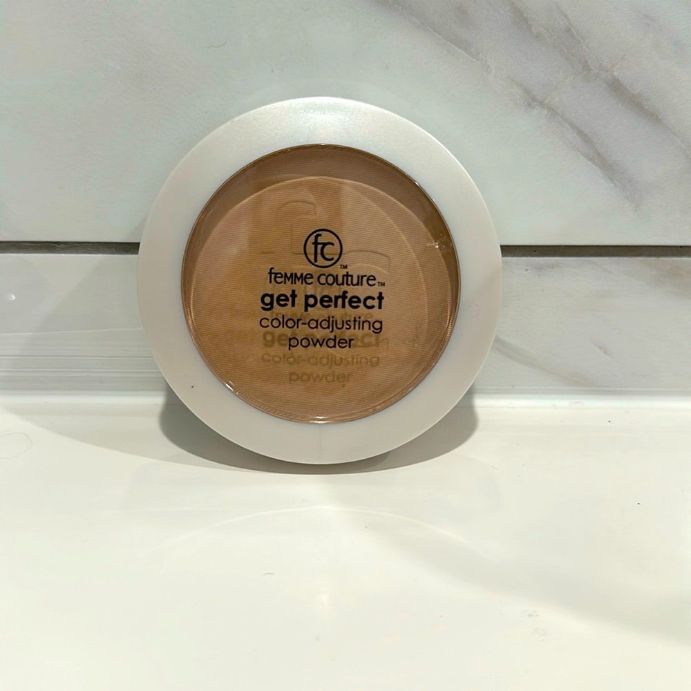 Femme Couture 
Color adjusting powder